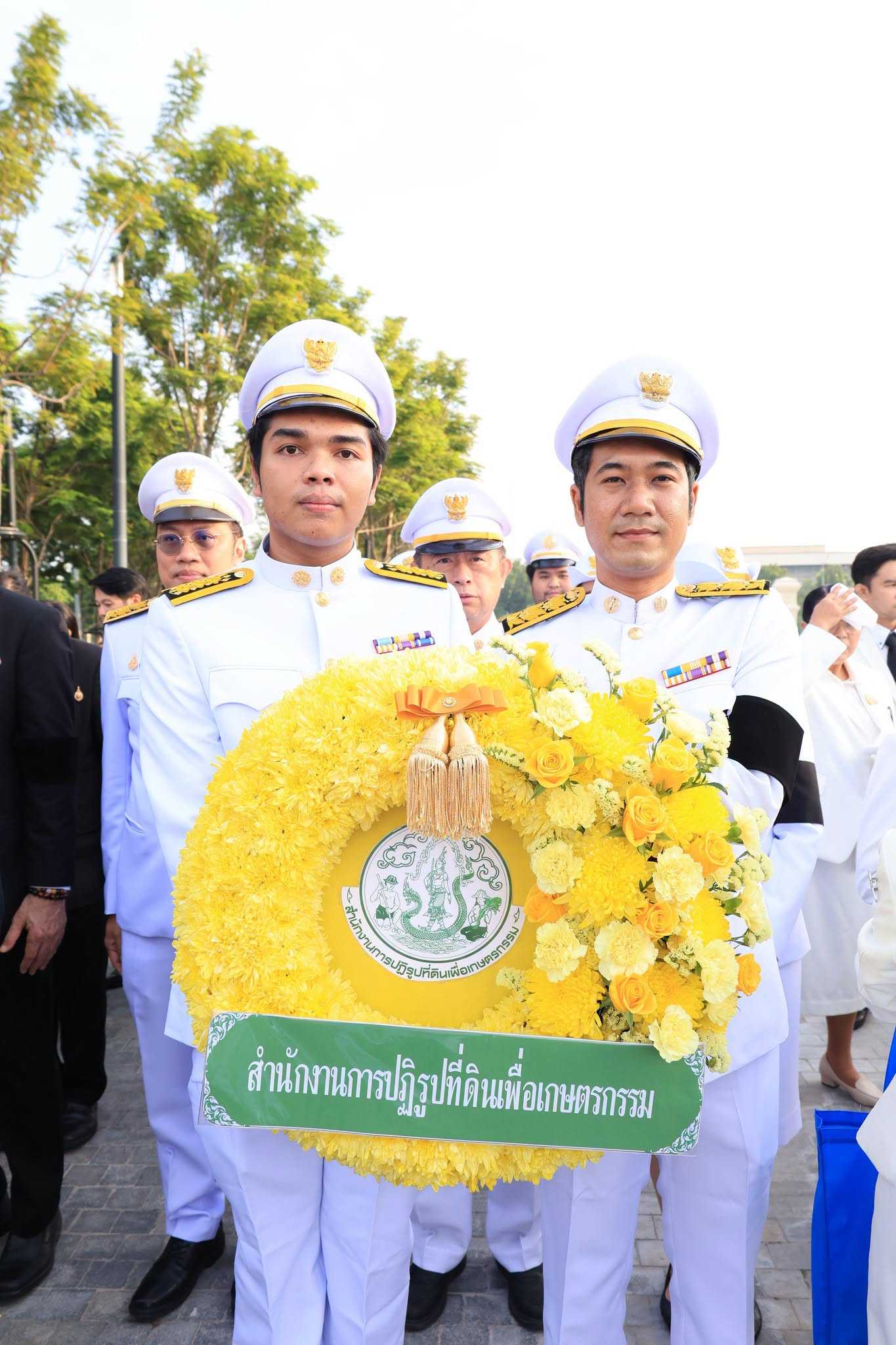 title - ส.ป.ก. ร่วมวางพวงมาลาถวายบังคมพระบรมราชานุสาวรีย์พระบาทสมเด็จพระบรมชนกาธิเบศร มหาภูมิพลอดุลยเดชมหาราช บรมนาถบพิตร เนื่องใน 